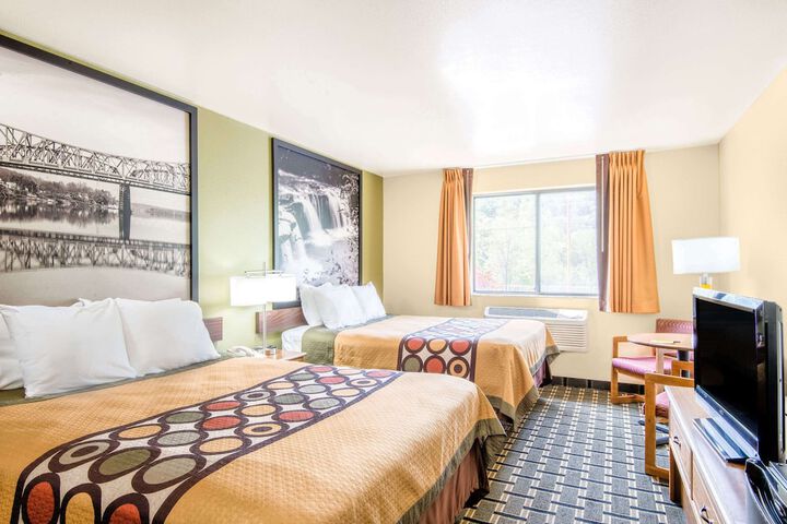 Room 8 of 33