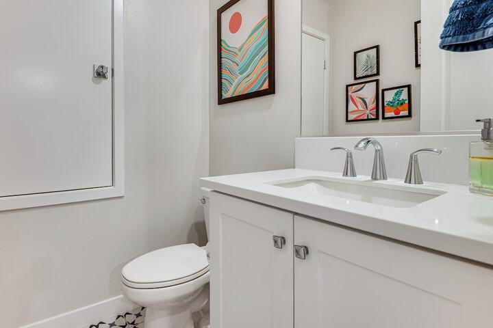 12 Mi to Dtla! Multi-level Charmer w / Pool Access