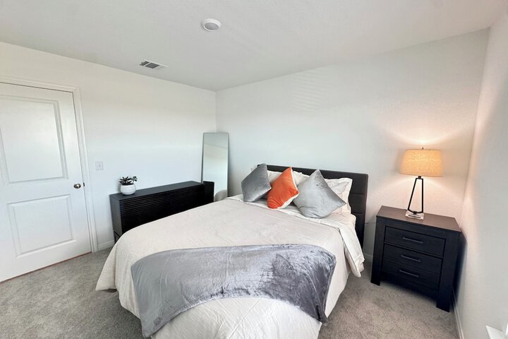 Modern 4BR New Home w Luxury Touches