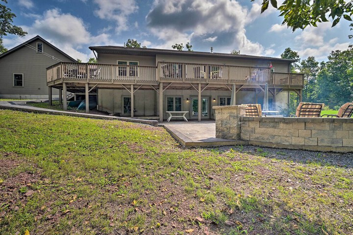 Family-friendly Retreat w / Deck in Cassville!
