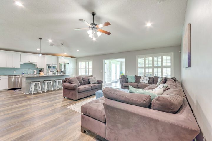 Spacious Home w / Sunroom 15 Mi to Pensacola!