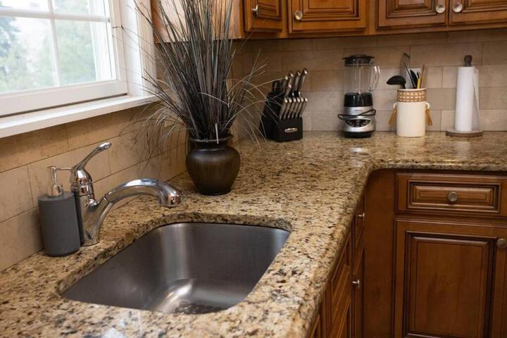 Family 3-bedroom home (2nd floor near EWR / Outlet)
