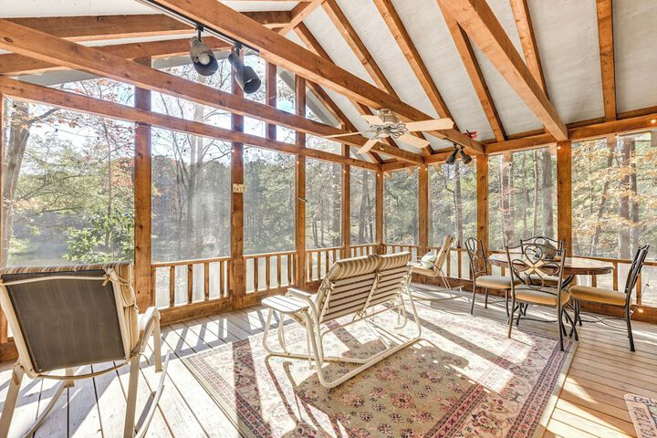 Secluded Hamilton Cabin Retreat w / Private Lake!
