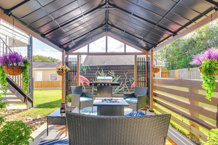 South Houston Townhome w / Patio & Gas Grill!