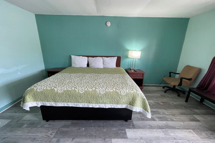 Room 9 of 13