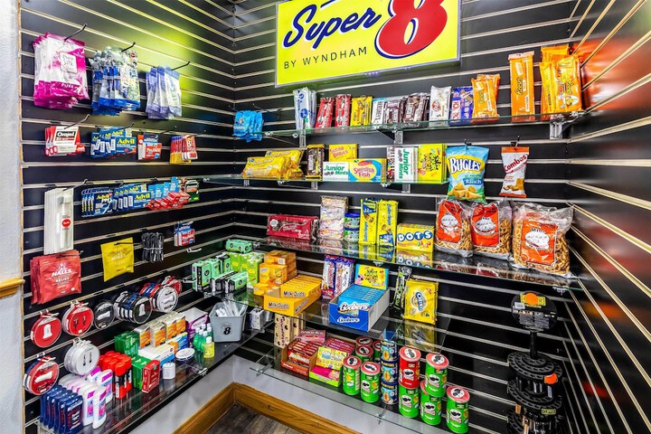Super 8 by Wyndham Uniontown PA