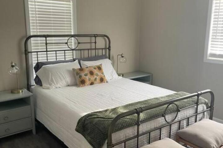 Pipers Place - 2 Bedroom House in DT Hamilton