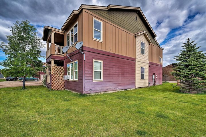 Walk to Main St! Ennis Townhome w / Balcony