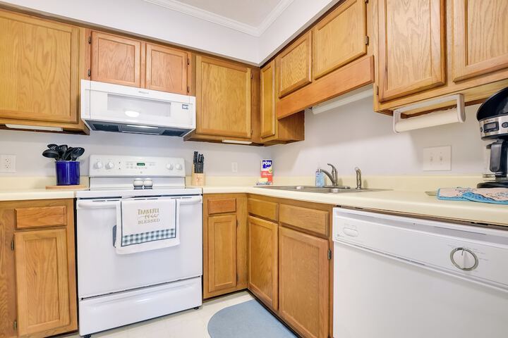Sunny Condo - Private Ocean Isle Beach Access!