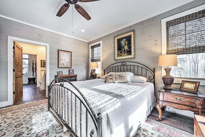 On 22 Acres: Cullowhee Craftsman Home w / Mtn Views