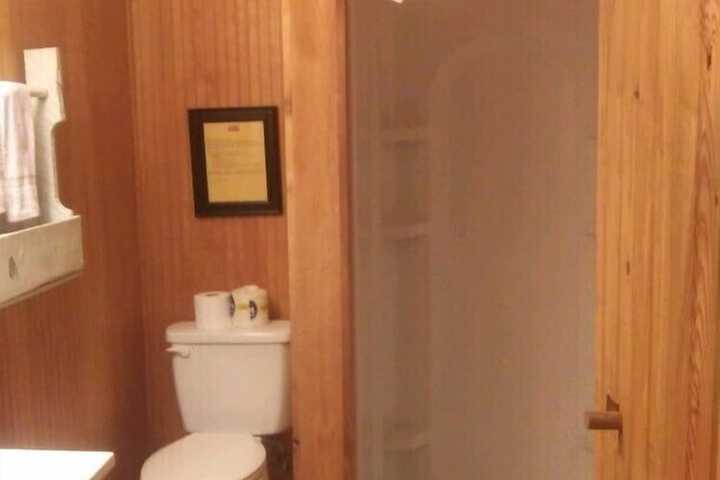 Whispering Creek Lodging & RV Resort