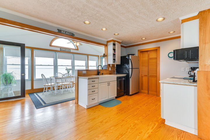 Riverfront Colonial Beach Home w / Private Beach!