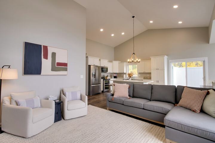 Pearl Lake Retreat w / Dock & Stunning Views!