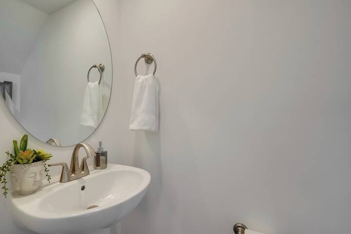 Modern Downtown Apt w / Balcony in Wake Forest!