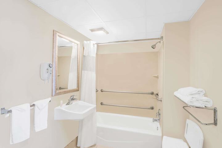Room 4 of 15