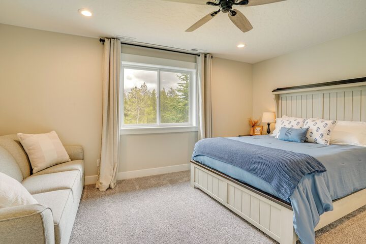 Spacious Donnelly Family Home w / Private Hot Tub!