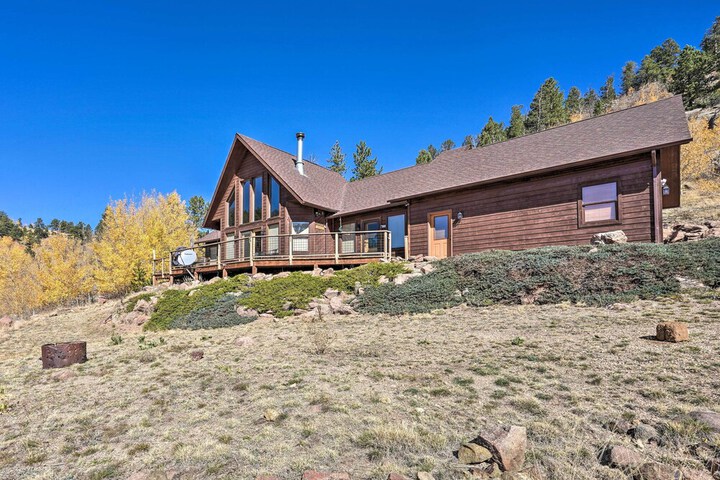 Mtn-view Cabin w / Deck 3 Mi to Cripple Creek!