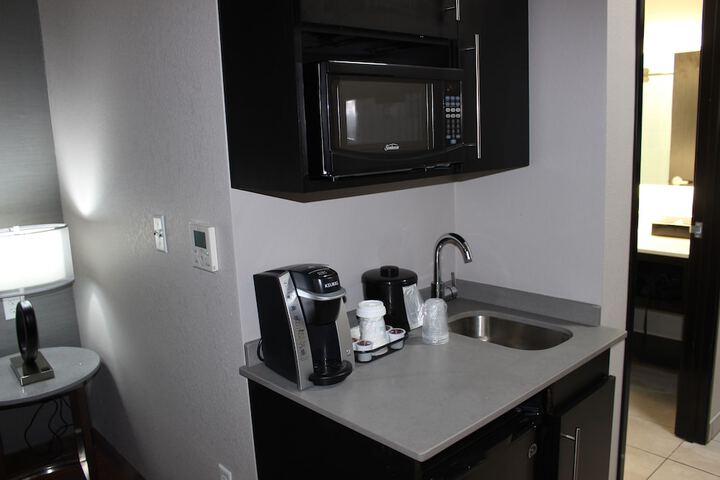 Holiday Inn Express & Suites Shawnee-Kansas City West by IHG