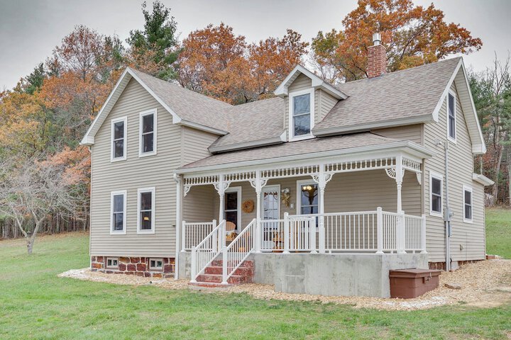 Lovely Rural Hixton Farmhouse w / Porch & Fire Pit!