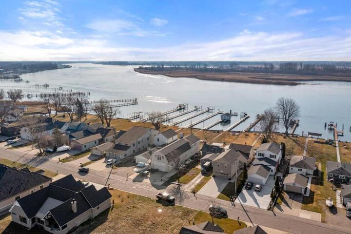 Lakeside Bliss 2BR 1BA with All Modern Comforts