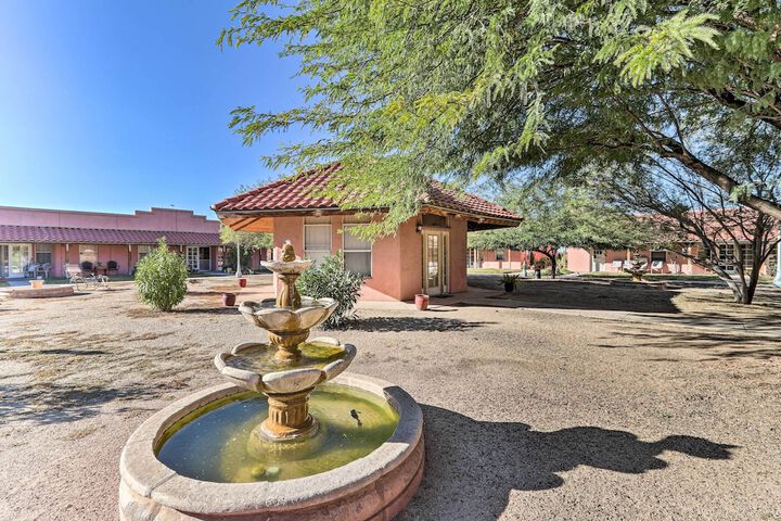 Eloy Desert Oasis w / Courtyard & Pool Access!
