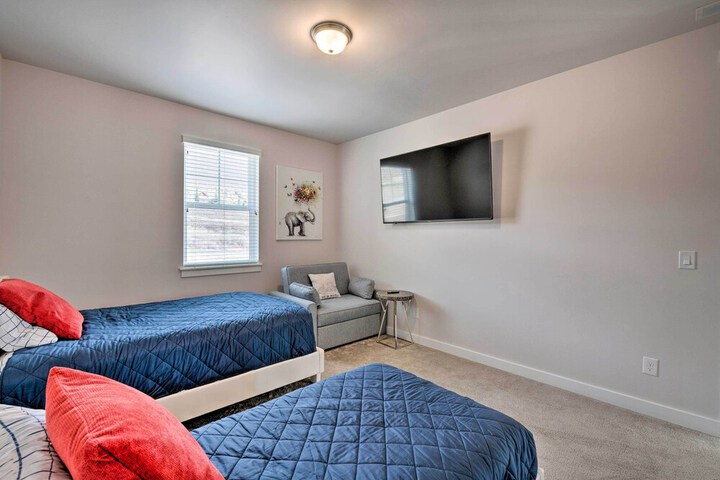 Inviting Hideout Townhome w / Balcony & Lake Views!