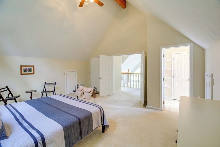 Secluded Mountain City Home w / Deck & Views!