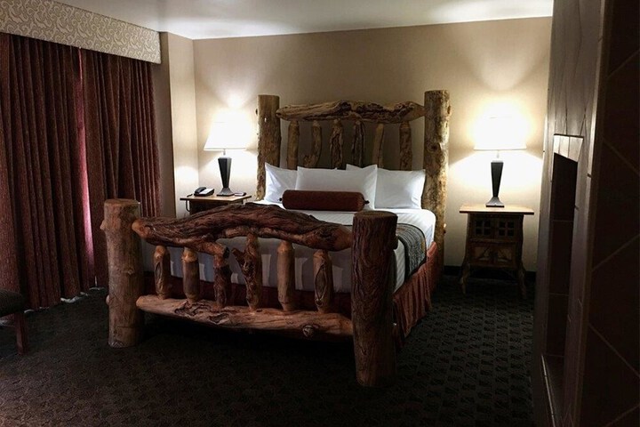 Midnight Rose & McGills Hotel & Casino