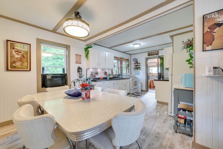 Lakefront Michigan Abode w / Deck & Fire Pit!