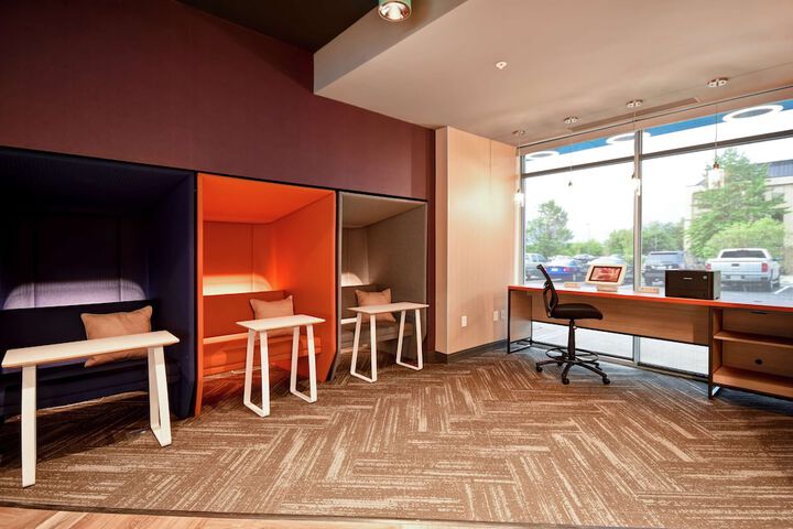 Business Center 32 of 34