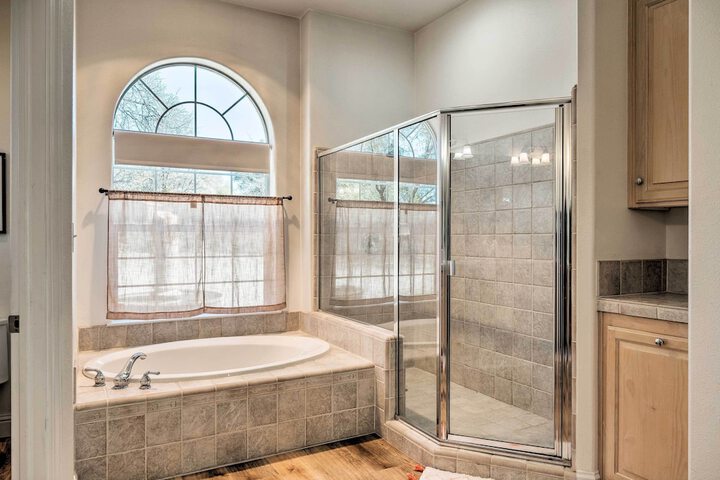 Hot Tub & Mtn Views: Peaceful Columbia Retreat!