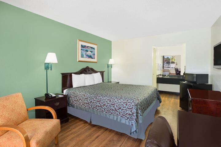Travelodge by Wyndham Fort Myers North