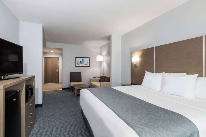 Room 8 of 28