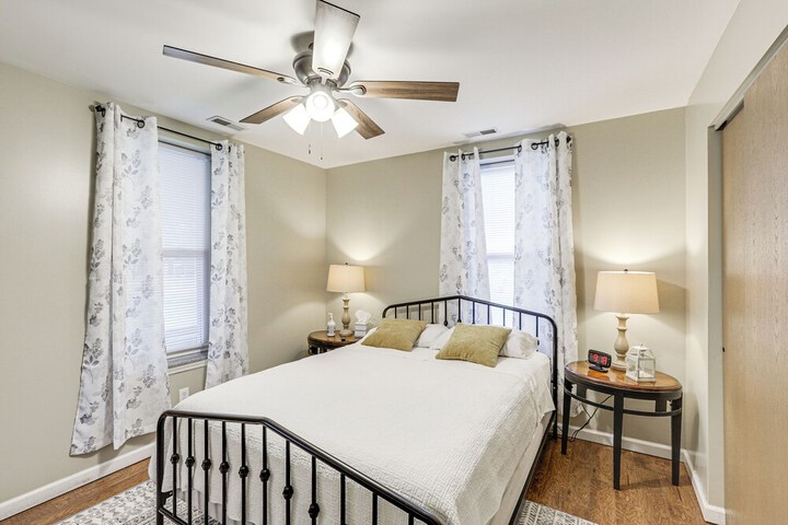 Pet-friendly Pacific Cottage Near Purina Farms!