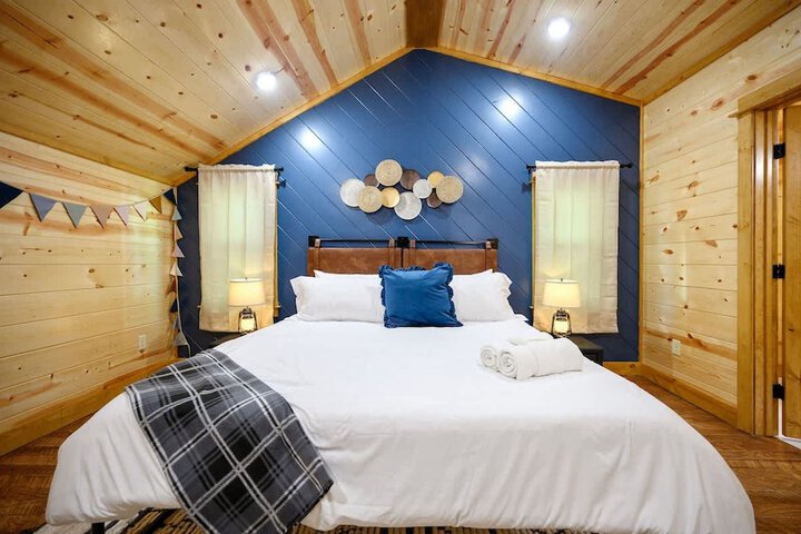Massive Hochatown Lodge w spa Basketball More