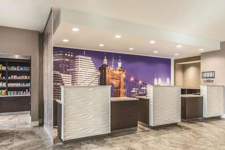 La Quinta Inn & Suites by Wyndham Cincinnati Sharonville