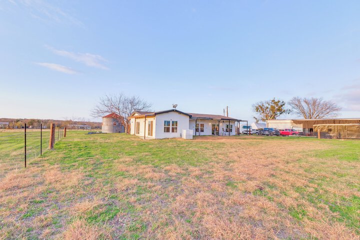 Modern Farmhouse in Del Valle: Rural Setting!
