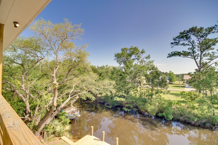 Lovely Bay St. Louis Retreat w / Dock & Canal Access