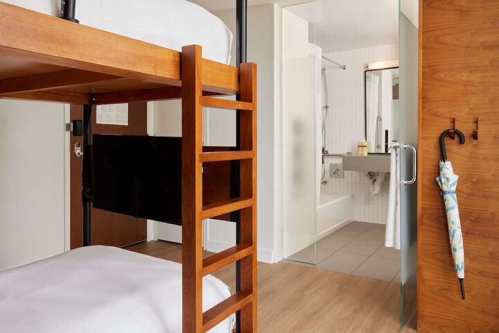 Room 32 of 106
