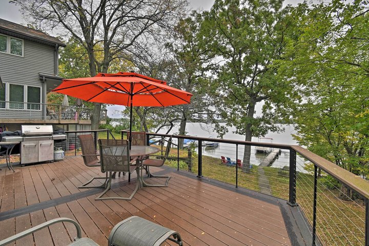 Spacious Lakehouse w / Deck Kayaks, & Dock!