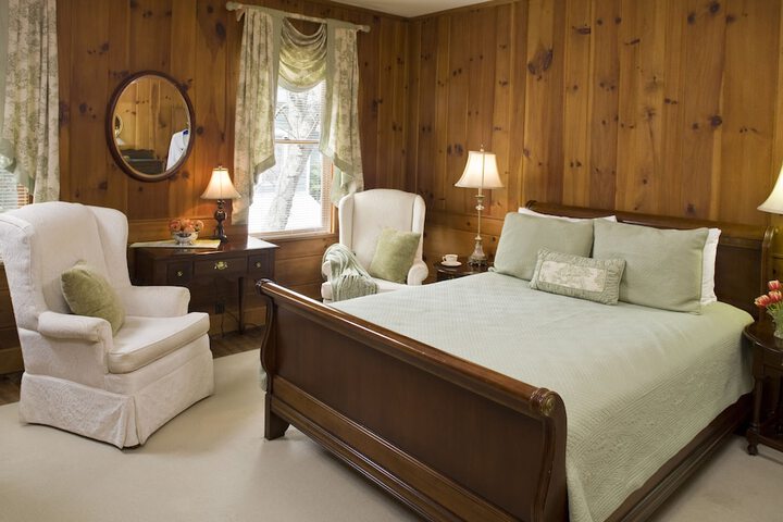 1906 Pine Crest Inn