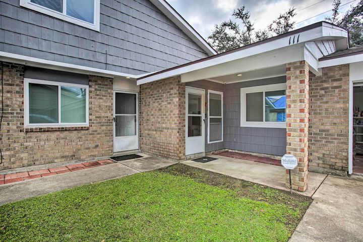 New! Laplace Townhome 9 Mi to Lake Pontchartrain!