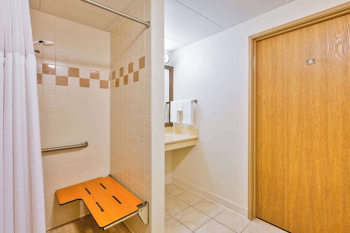 AmericInn by Wyndham Monmouth