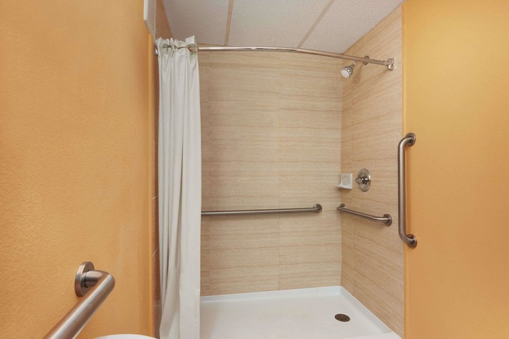 Days Inn by Wyndham Queensbury / Lake George