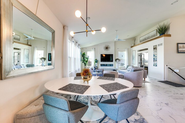 Spacious Waterfront Yorkville Getaway w / Yard
