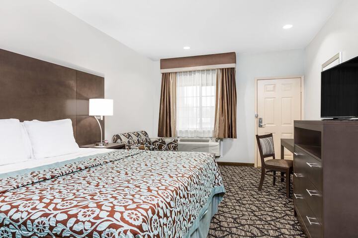 Days Inn & Suites by Wyndham Madisonville