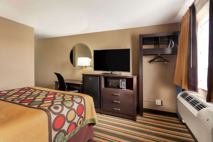 Room 8 of 18