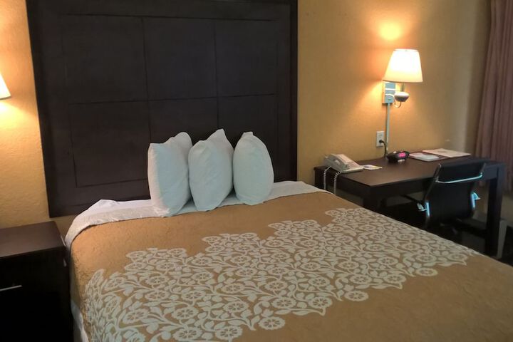 Days Inn & Suites by Wyndham Port Richey