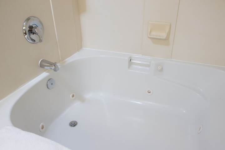 Holiday Inn Express & Suites Burlington by IHG
