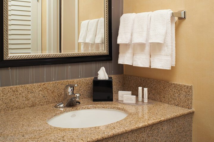 Courtyard by Marriott Detroit Warren